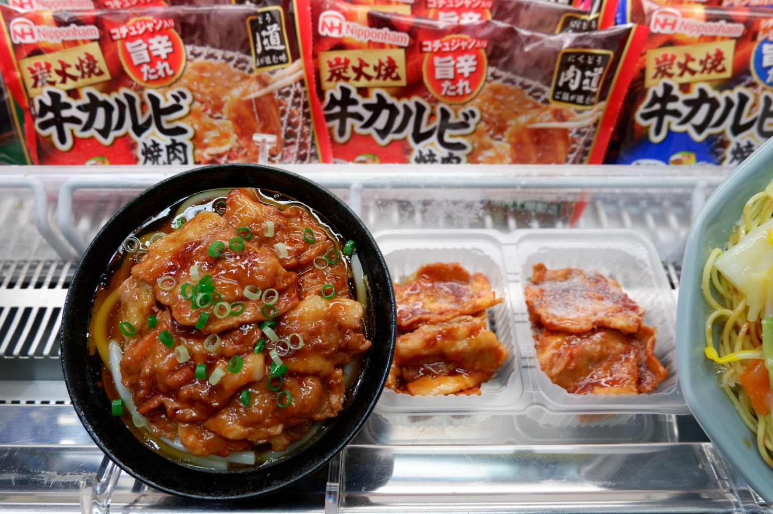 ニッポンハム、好評の「炭火焼 牛カルビ焼肉」に加えて「直火焼 サイコロステーキ」！ シリーズ名は「肉道（にくどう