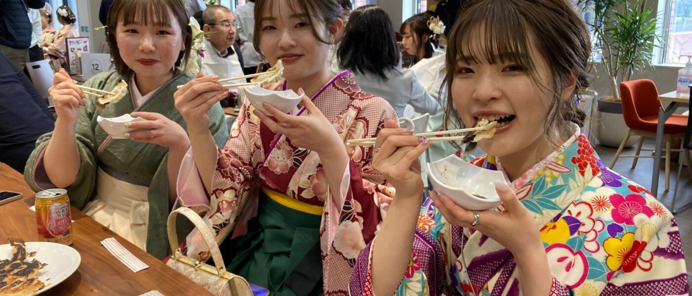 味の素冷凍食品の「ギョーザ」で『卒餃式』～大阪・吹田の大和大学で開催、約2000個を焼く