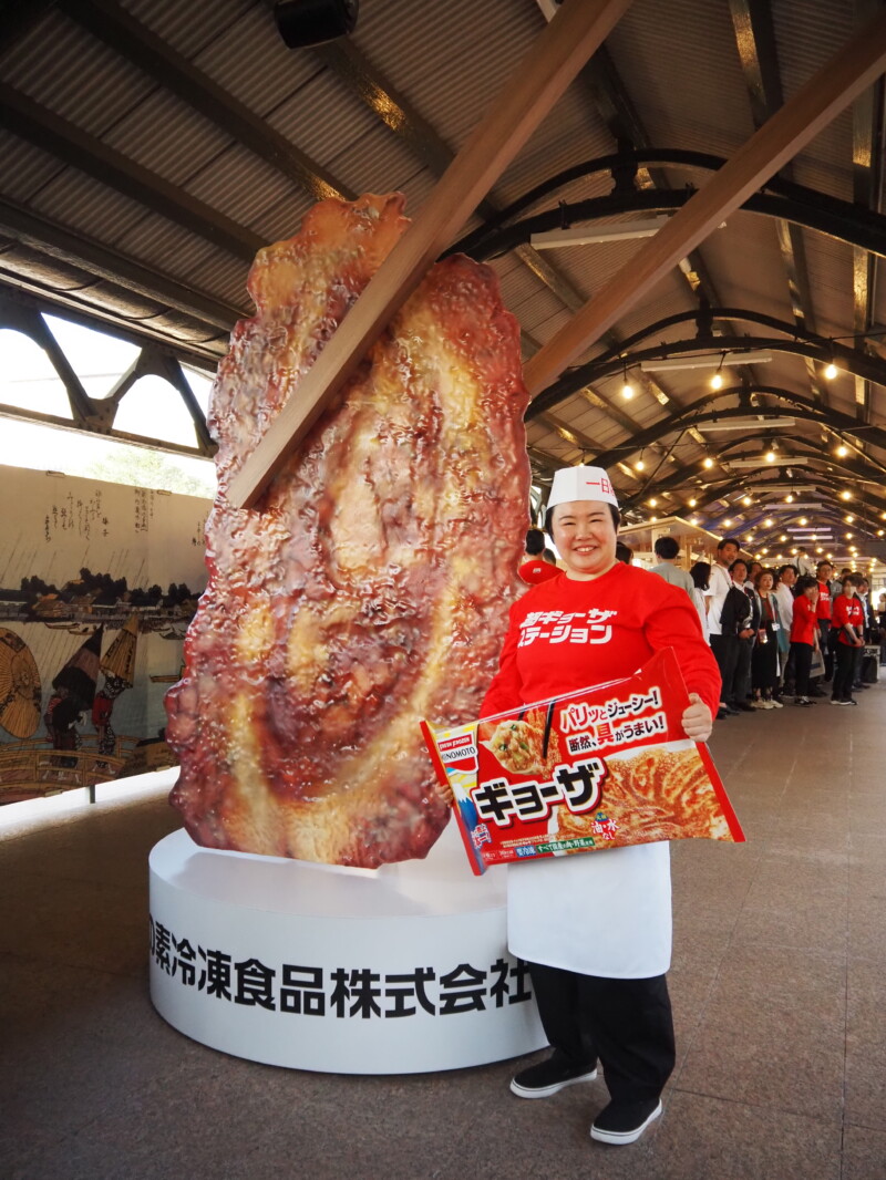 ギョーザ」CM出演やす子さんが「一日店長」 パワーアップして復活