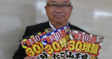 かねます食品40周年記念商品”30ｇ増量” が大好評！「物価高の今こそ“粉もん”で皆さまに笑顔を」かねます食品高山社長