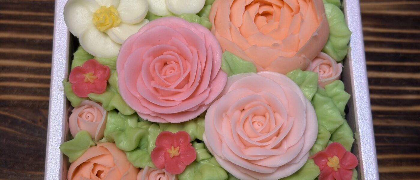 Flower Picnic Cafe『食べられるお花のボックスフラワーケーキ』（北海道）：冷食番長タケムラダイ　ご当地冷凍食品☆全国制覇への道～👣第５６歩