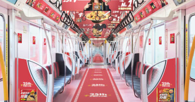 『本格炒め炒飯』が東京メトロでトレインジャック！　発売25周年を記念して4月13日から、赤い丸の内線と黄色い銀座線で同時運行