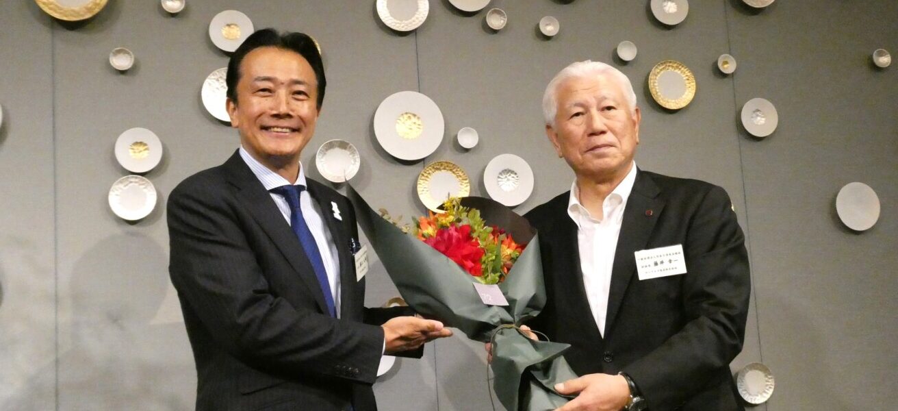 冷食協通常総会懇親会、藤井幸一副会長の叙勲を祝う