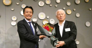 冷食協通常総会懇親会、藤井幸一副会長の叙勲を祝う