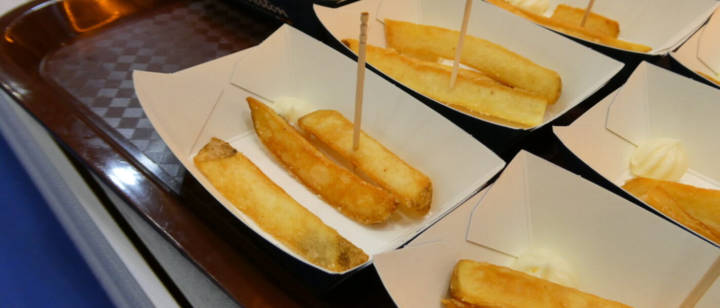 サクサクの三角、分厚い四角、平たいサッカーボール、今年のポテトは形で楽しい🍟